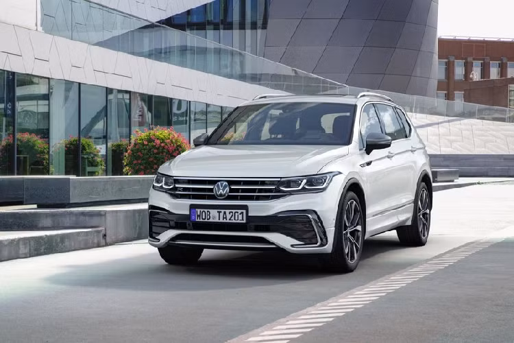 Gần 1 năm sau khi Tiguan phiên bản nâng cấp giữa vòng đời trình làng, hãng xe Đức mới tung ra Volkswagen Tiguan Allspace 2021 mới. Volkswagen Tiguan Allspace chính là phiên bản 7 chỗ và có kích thước lớn hơn của dòng Tiguan thông thường. Tương tự Tiguan, Volkswagen Tiguan Allspace 2021 cũng được cải tiến nhẹ trong thiết kế và công nghệ. Trong khi đó, động cơ của mẫu SUV 7 chỗ này không có gì thay đổi.