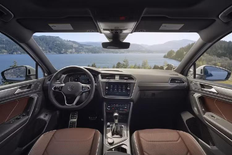 Gói này giúp Volkswagen Tiguan Allspace 2021 có hệ thống hỗ trợ lái bán tự động cấp độ 2. Đó là chưa kể đến những trang bị an toàn tùy chọn như đèn pha tự động, hỗ trợ đỗ xe và nhận diện biển báo giao thông. 