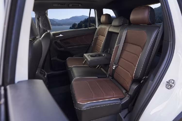Nằm bên dưới nắp ca-pô của Volkswagen Tiguan Allspace 2021 là 5 tùy chọn động cơ khác nhau. Thứ nhất là động cơ xăng 4 xi-lanh, tăng áp, dung tích 1.5L, sản sinh công suất tối đa 150 mã lực. Tiếp đó là động cơ xăng 2.0L với 2 mức công suất tối đa 190 mã lực và 245 mã lực. Cuối cùng là động cơ diesel 2.0L với 2 mức công suất tối đa 150 mã lực và 200 mã lực. Động cơ kết hợp với hộp số sàn 6 cấp hoặc tự động ly hợp kép DSG 7 cấp. 