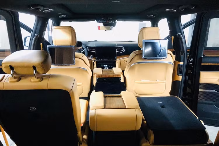 So với phiên bản Jeep Wagoneer 2022, mẫu xe SUV cỡ lớn Jeep Grand Wagoneer 2022 sắp về Việt Nam có ngoại hình thiết kế khác biệt từ lưới tản nhiệt, cản va trước, hốc gió, thanh nẹp crôm chạy trước đầu xe đến đèn LED, bên hông còn có dòng chữ Grand Wagoneer để nhận biết và bộ mâm đa chấu kép cỡ lớn.