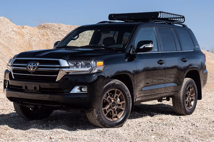  1. Toyota Land Cruiser Giống như năm ngoái, chiếc SUV mạnh mẽ của Toyota tiếp tục dẫn đầu bảng xếp hạng này và thậm chí nhiều chiếc trong số chúng đang được rao bán với Odometer cao kỉ lục. Năm nay, tỷ lệ xe Land Cruiser đạt chỉ tiêu đề ra của Iseecars là 16,3 tăng nhẹ so với con số 15,7% trong nghiên cứu năm 2020. Toyota đang có kế hoạch dừng bán Land Cruiser tại Mỹ.