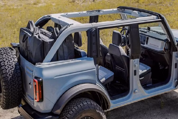 Được biết, những người chọn mua Ford Bronco First Edition với màu Lightning Blue sẽ phải đợi lâu hơn bốn màu còn lại, có thể phải đến tháng 3 hoặc tháng 4 năm nay xe mới bắt đầu lên dây chuyền sản xuất.
