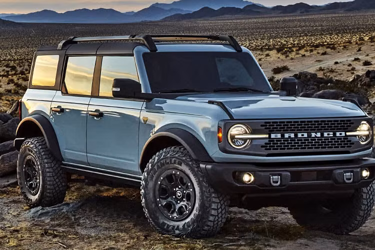 Theo đó, tông màu Black Onyx được Ford bổ sung cho Ford Bronco First Edition 2021 mới dựa trên phản hồi đông đảo của khách hàng. Việc phủ đen gần như toàn bộ khoang cabin của Bronco giúp chiếc SUV địa hình trở nên thể thao và cuốn hút hơn.