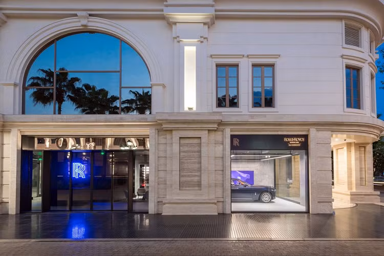 "Soi" đại lý xe siêu sang Rolls-Royce chính hãng đầu tiên ở Sài Gòn Showroom mới do Tập đoàn S&S điều hành, tọa lạc tại vị trí trung tâm sầm uất và trọng điểm tại Quận 1, TP HCM. Đây là showroom mới nhất ở khu vực Đông Nam Á sở hữu giao diện được lấy cảm hứng từ nhận diện mới của thương hiệu. Rolls-Royce Motor Cars TP HCM chính thức khai trương showroom đầu tiên, kể từ khi trở thành đại lý được ủy quyền chính thức tại Việt Nam.