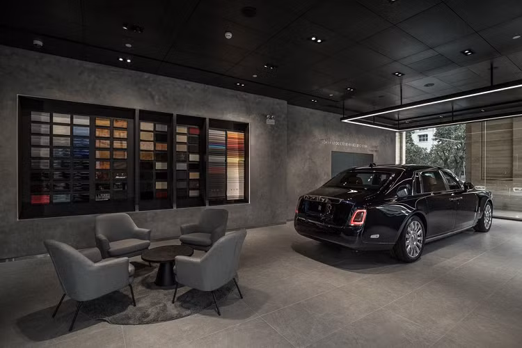 Với sự ra mắt của Boutique Showroom, hiện tọa lạc tại vị trí sang trọng ở trung tâm Quận 1, các chủ sở hữu Rolls-Royce tại Việt Nam đã có một ngôi nhà mới đã nằm ngay giữa lòng TP HCM.