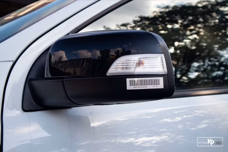 Ford Ranger Wildtrak 2021 lắp ráp Việt Nam sử dụng bộ mâm dạng 6 chấu kép sơn đen bóng với kích thước 18 inch, gương chiếu hậu của xe sơn đen tương tự có tích hợp đèn xi-nhan dạng bóng thường và tay nắm cửa sơn đen. Điểm nhấn ở khu vực thân xe Ford Ranger Wildtrak 2021 đến từ phần nóc thùng phía sau điểm xuyết chi tiết màu cam giúp khách hàng dễ phân biệt đây là bản cao cấp nhất.