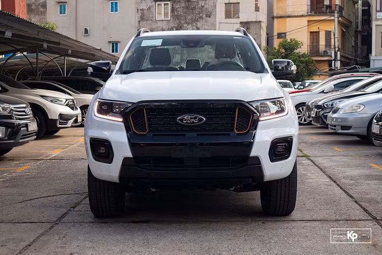 Ford Ranger lắp ráp tiếp tục gây ra nhiều khó khăn cho các đối thủ cùng phân khúc như Toyota Hilux, Mitsubishi Triton, Mazda BT-50... nhằm tiếp tục thống trị phân khúc xe bán tải tại Việt Nam.