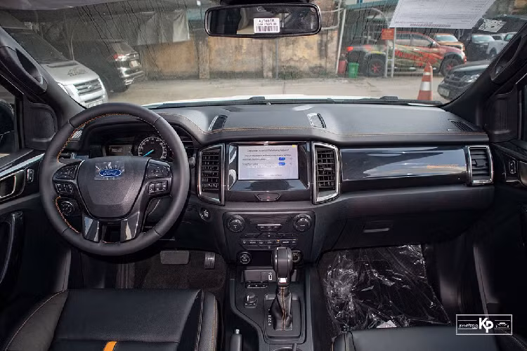 Ở mô hình nâng cấp duy trì trên Ford Ranger Wildtrak 2021 lắp ráp, nội thất của mẫu bán tải này không khác biệt về tổng thể khi vẫn còn đó thiết kế đầy cơ bắp đúng phong cách Mỹ. Tông màu chủ đạo của nội thất Ranger Wildtrak là đen, điểm xuyết thêm một vài chi tiết cam ở ghế ngồi gia tăng sự trẻ trung và khác biệt so với những phiên bản có giá bán thấp hơn.