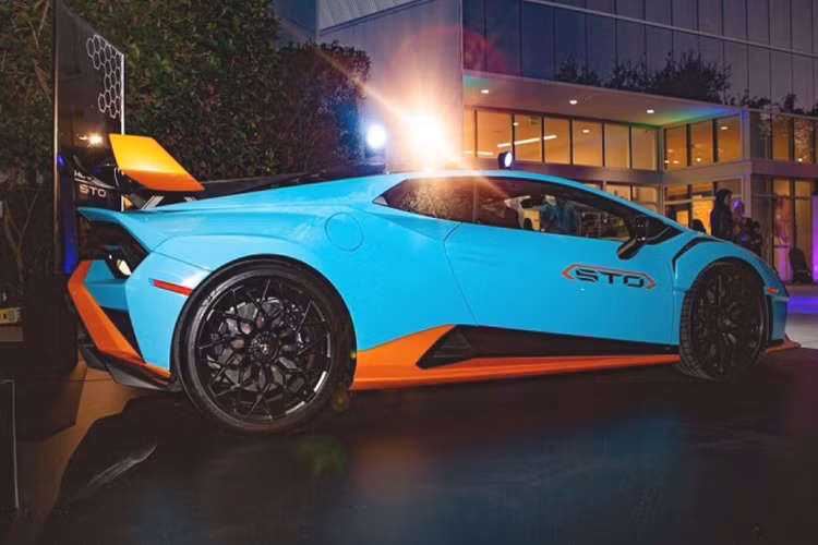 Chiếc Huracan STO này có lớp sơn ngoại thất màu xanh Blu Laufey kết hợp với nhiều điểm nhấn màu cam tương phản nổi bật, giống như chiếc đầu tiên về nước ta vào hồi cuối tháng 10 vừa qua. Đầu xe gây ấn tượng mạnh nhờ được làm nguyên khối và có các hốc gió mới toanh, trong khi đó, nắp capo, chắn bùn và các cản va của xe được sửa đổi theo mẫu Sesto Elemento.