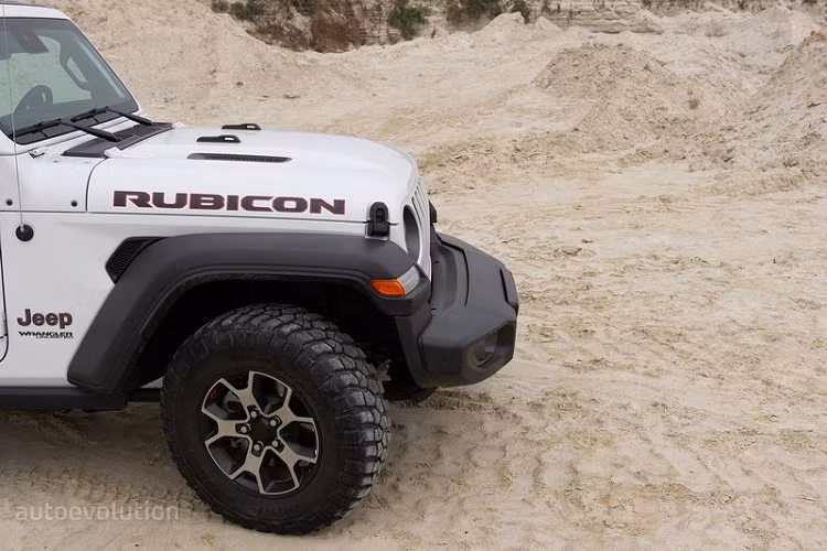 Những điều trên đã giúp Jeep Wrangler Rubicon 2021 mới có được góc tiếp cận và góc thoát tốt nhất phân khúc (47,4 và 40,4 độ), khoảng sáng gầm xe cũng dẫn đầu phân khúc (12,9 inch) và khả năng vượt dốc 33,6 inch ấn tượng.