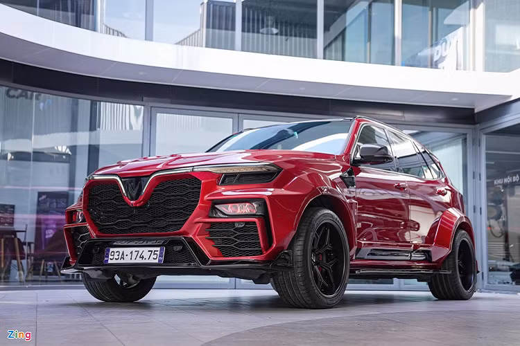 Một chủ xe tại Bình Phước đã quyết định độ lại chiếc xe SUV VinFast Lux SA2.0 với ý tưởng về một mẫu SUV với ngoại hình hầm hố và bắt mắt. Chiếc SUV được độ theo phong cách thân rộng (widebody), động cơ được tinh chỉnh cho hiệu suất mạnh hơn.