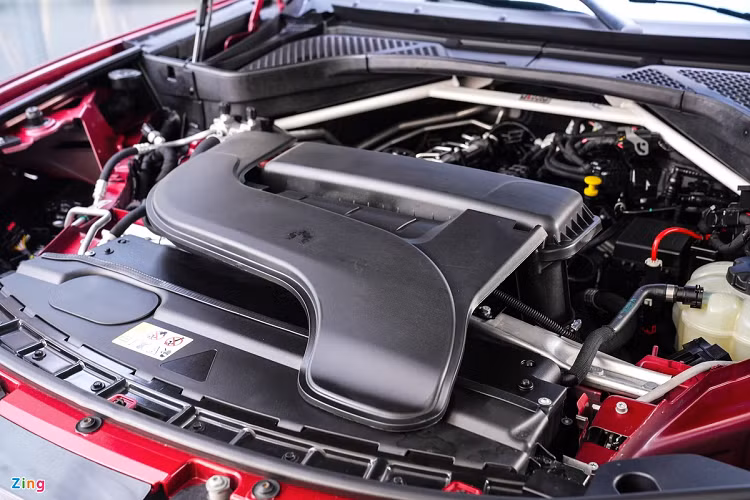 Về mặt vận hành, xe được bổ sung thêm thanh cân bằng Ultra Racing. Động cơ nguyên bản 2.0L, I-4, DOHC, tăng áp, phun nhiên liệu trực tiếp cho công suất tối đa 228 mã lực, mô-men xoắn cực đại 350 Nm. Xe sử dụng hộp số tự động ZF 8 cấp, hệ dẫn động AWD. Bản độ này đã được remap động cơ, công suất động cơ tăng lên mức 260 mã lực.