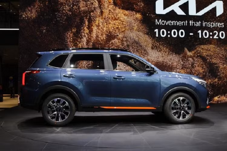 Ngoài ra, Kia Sportage Ace 2021 còn có bảng đồng hồ kỹ thuật số với màn hình LCD 7 inch. Bên cạnh đó là màn hình cảm ứng 10,25 inch, nằm độc lập trên mặt táp-lô và phục vụ hệ thống thông tin giải trí.