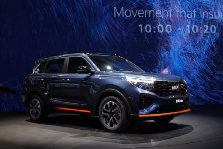 Thuộc phân khúc crossover cỡ C giống Honda CR-V hay Hyundai Tucson, Kia Sportage Ace 2021 sở hữu chiều dài 4.530 mm, chiều rộng 1.850 mm, chiều cao 1.695 mm và chiều dài cơ sở 2.640 mm. Như vậy, so với một số đối thủ trong cùng phân khúc, mẫu xe này có kích thước nhỏ hơn một chút.