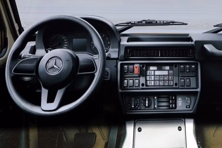 Khi có mặt trên thị trường, Mercedes-Benz G-Class W464 có 2 cấu hình thân xe là wagon 5 cửa, 4 chỗ và 2 cửa. Chiều dài cơ sở của xe dao động từ 2.850 mm ở bản 5 cửa đến 3.650 mm ở bản 2 cửa. Ở cấu hình nào, xe cũng được trang bị khung gầm hạng nặng và hệ thống treo cầu cứng cả trước lẫn sau.