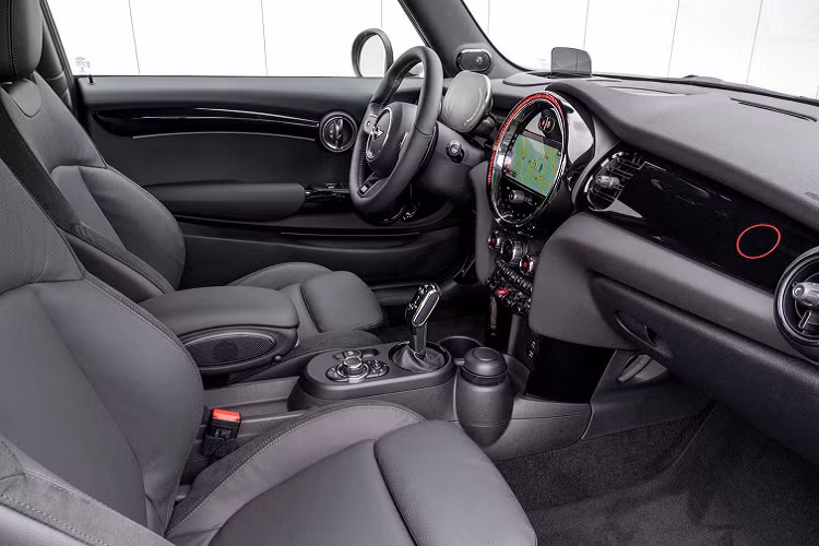 Phỏng theo màu sắc xanh lục quen thuộc với các điểm nhấn màu trắng trên những mẫu xe đua do John Cooper chế tác, phiên bản kỷ niệm sở hữu nước sơn xanh British Racing Green hoặc màu đen Midnight Black. Riêng biến thể John Cooper Works Anniversary Edition có thêm màu xanh Rebel Green.