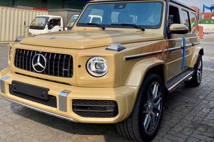 Được biết, màu sơn của chiếc xe Mercedes-AMG G63 2021 mới lộ ảnh khui công tại Việt Nam là Desert Sand hay còn gọi là cát sa mạc, bộ áo này nằm trong mã màu G-Manufaktur với chi phí ở nước ngoài đã 6.500 đô la, tương đương 150 triệu đồng. Những màu sơn xe Mercedes-AMG thường rất đắt nếu khách hàng bấm vào mục G-Manufaktur, ở trên dòng xe SUV hạng sang Mercedes-AMG G63 2021, các màu sơn của G-Manufaktur đều đồng giá là 6.500 đô la.