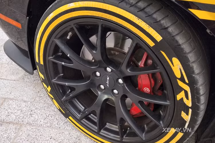 Chiếc Dodge Challenger SRT-8 Hellcat này sử dụng động cơ siêu nạp 6.2L HEMI sản sinh công suất tối đa 707 mã lực và mô-men xoắn cực đại 881 Nm, kết hợp hệ dẫn động cầu sau và hộp số tự động 8 cấp TorqueFlite.