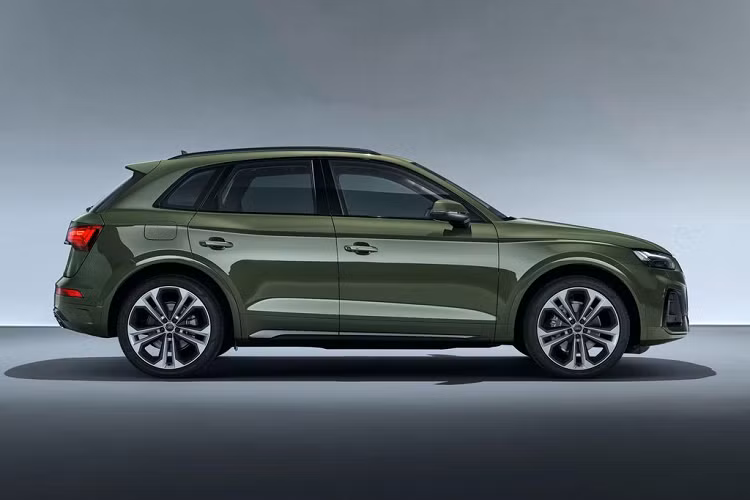 Hiện chưa rõ danh sách các trang bị tiêu chuẩn trên Audi Q5 2021 tại Việt Nam ra sao. Tuy nhiên, tại một số quốc gia trên thế giới, mẫu xe này được trang bị khá đầy đủ các hệ thống công nghệ hỗ trợ người lái như hệ thống cảnh báo va chạm trước/sau, hệ thống hỗ trợ đỗ xe, hệ thống cảnh báo phương tiện cắt ngang phía sau, hệ thống kiểm soát hành trình thích ứng, camera 360 độ, hệ thống cảnh báo chệch làn đường... 
