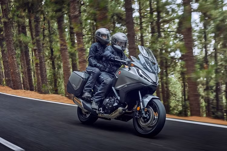 Giá xe Honda NT1100 2022 khởi điểm từ 11.999 Bảng cho bản hộp số thường, trong khi bản DCT có giá 12.999 Bảng, tương ứng là 376 triệu đồng và 408 triệu đồng. Các tùy chọn màu xe sẽ bao gồm Xám, Trắng, và Đen.