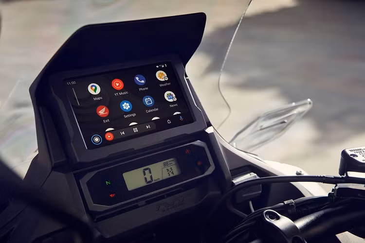 Ngoài ra, Honda NT1100 còn được trang bị hệ thống kiểm soát lực kéo HSTC và hệ thống kiểm soát độ hẫng bánh trước HWC. Thông tin về các hệ thống điện tử, thông số vận hành của xe sẽ được hiển thị trên bảng đồng hồ gồm màn hình LCD kỹ thuật số đơn sắc và màn hình màu TFT.