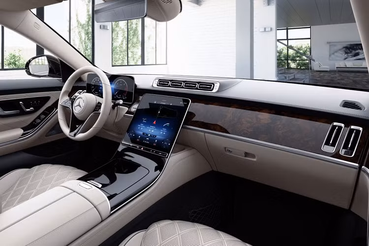 Điểm đáng chú ý trên Mercedes-Benz S-Class 2021 là thiết kế cabin hoàn toàn mới. Xe được trang bị tiêu chuẩn vô lăng thể thao đa chức năng bọc da Nappa, mặt đồng hồ kỹ thuật số toàn phần 12,3 inch. Hệ thống thông tin giải trí MBUX7 với màn hình OLED 12,8 inch.