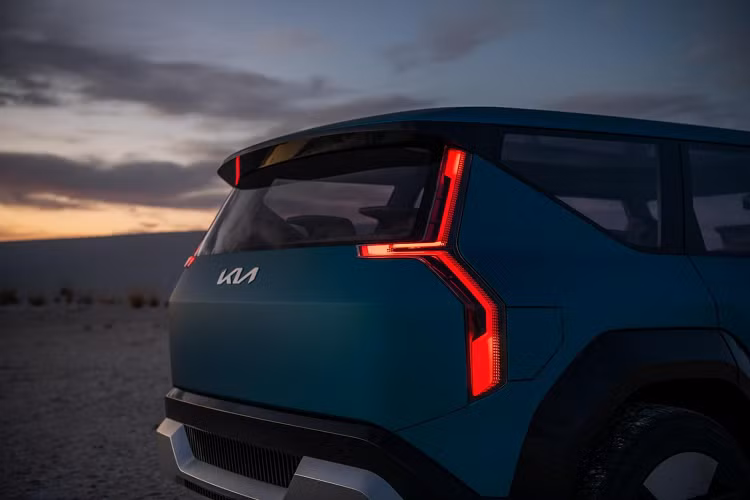 Về hình dáng, Kia EV9 Concept mang phong cách phiêu lưu dã ngoại, thể hiện triết lý thiết kế mới của Kia là "Opposites United". Trong khi đó thể lệ các phần thân xe lại khá tương đồng với mẫu Hyundai SEVEN Concept, bao gồm cả các chi tiết như cửa xe hay nội thất. Dù vậy, Kia vẫn thêm bớt một số chi tiết nhằm tạo nên bản sắc riêng cho mẫu SUV chạy điện cỡ lớn của mình.