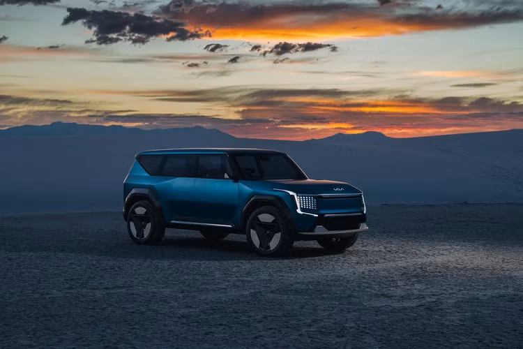 Như đã đăng tải trước đó, mẫu xe SUV Kia EV9 chạy điện hiện vẫn đang là mẫu xe ý tưởng, vì vậy thiết kế của xe vẫn còn thiên về trưng bày rất nhiều. Vậy nên trong tương lai khi Kia tung ra bản thương mại cho mẫu EV9, thiết kế của xe sẽ trở nên thực dụng hơn.