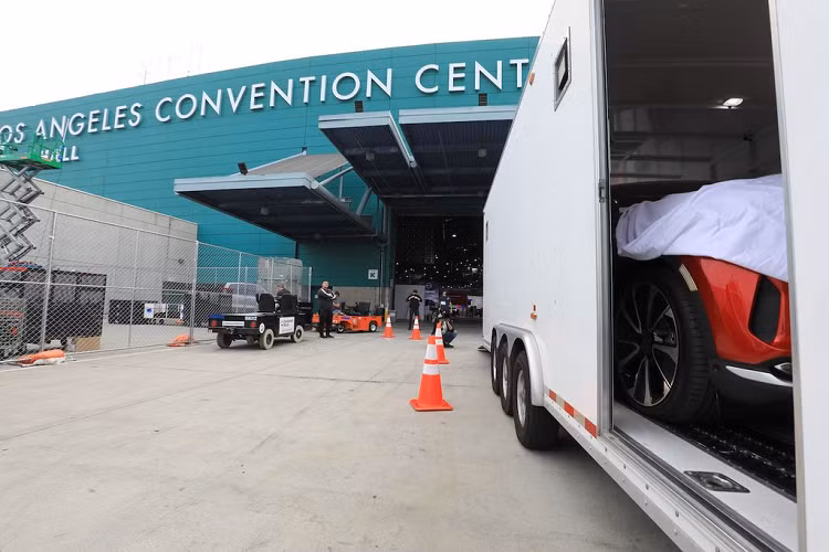 Một trong hai chiếc SUV điện được mong chờ của VinFast chính thức đặt bánh xuống khu vực triển lãm. Mặc dù chưa hoàn toàn lộ diện nhưng những hình ảnh đầu tiên cho thấy đây có thể là mẫu VF e35, với ngôn ngữ thiết kế khá đặc biệt kết hợp giữa nét mềm mại và vẻ mạnh mẽ, khỏe khoắn.