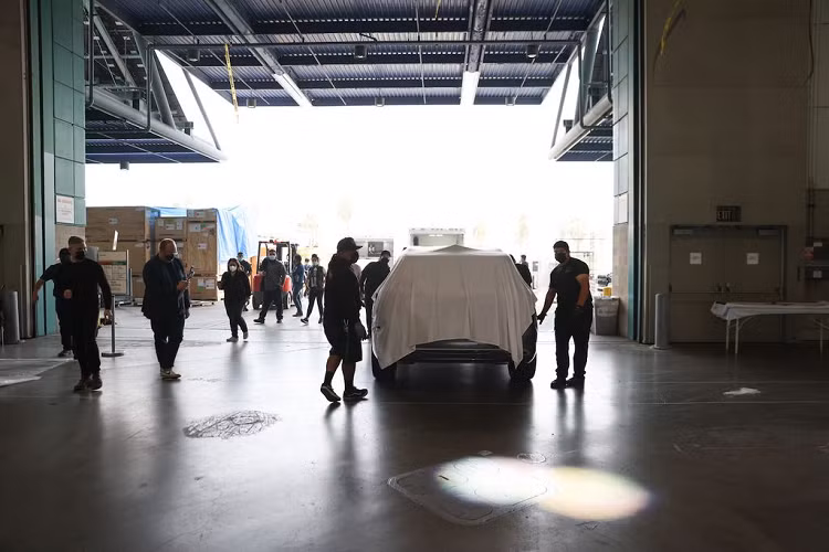 Ngay trước thềm LA Auto Show, rất nhiều tờ báo lớn của thế giới đã bình chọn VinFast là một trong "ngôi sao" nổi bật nhất tại sự kiện năm nay. Ngoài thiết kế và các tính năng thông minh, an toàn, giới chuyên gia tin tưởng xe điện ôtô VinFast sẽ là đối thủ đáng gờm của thị trường ô tô bởi kế hoạch mà hãng xe Việt đã công bố về việc làm chủ các công nghệ hàng đầu trong tương lai.