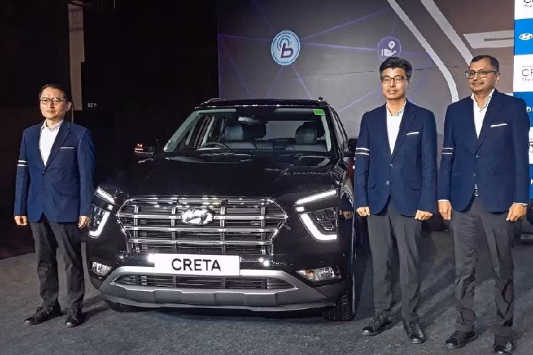 Ở Hyundai Creta 2021 dành cho thị trường Ấn Độ, lưới tản nhiệt Cascading Grille này đi kèm những nan nằm ngang mạ crôm. Trong khi đó, Hyundai Creta 2021 ở thị trường Nga lại có mắt lưới đan vào nhau trông phức tạp hơn. Bên dưới lưới tản nhiệt của Hyundai Creta 2021 ở thị trường Nga là hốc gió trung tâm cỡ lớn hơn với viền màu bạc. Viền này nối liền với tấm ốp gầm giả màu bạc bên dưới cản trước.
