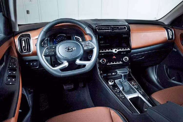 Vòng sang bên sườn, chúng ta sẽ bắt gặp thiết kế không khác biệt so với Hyundai Creta 2021 ở Ấn Độ. Tuy nhiên, hãng Hyundai đã bổ sung bộ vành hợp kim có thiết kế mới cho mẫu crossover cỡ B này tại thị trường Nga.