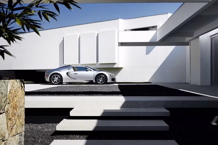 Bugatti Veyron 16.4 Grand Sport là phiên bản giới hạn, chỉ sản xuất 150 chiếc toàn cầu. Vòng đời của mẫu hypercar này kéo dài từ năm 2009 đến năm 2015.