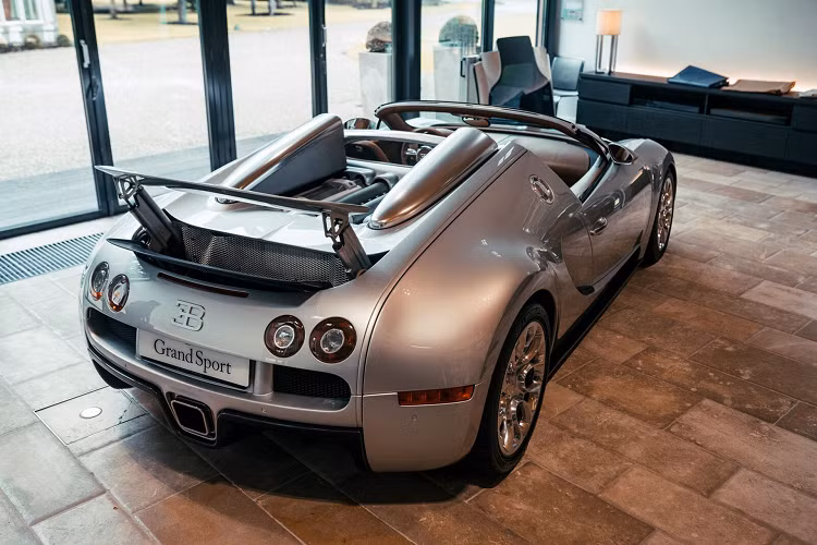 Chiếc Bugatti Veyron Grand Sport 13 năm tuổi này là mẫu xe trưng bày, thường xuất hiện tại các sự kiện của Bugatti từ Bắc Mỹ, châu Âu cho đến Trung Đông.