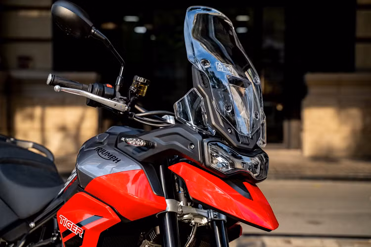 Tiger 850 Sport được trang bị động cơ 3 xy-lanh thẳng hạn 888 cc tương tự Tiger 900 (94 mã lực, 87 Nm), tuy nhiên thông số được tinh chỉnh thấp hơn. Công suất tối đa 84 mã lực ở 8.500 vòng/phút và mô-men xoắn cực đại 82 Nm tại 6.500 vòng/phút. Xe có hộp số côn tay 6 cấp và dùng hệ dẫn động xích tải. 