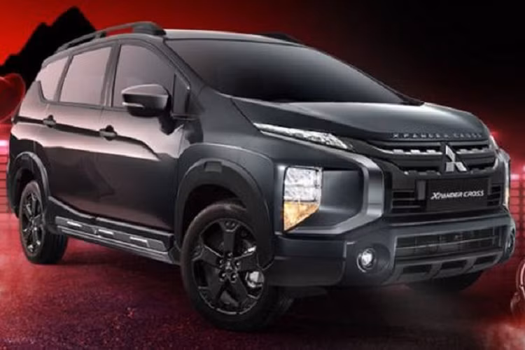 Trong khi đó, những yếu tố đó trên Mitsubishi Xpander Cross RFBE mới vẫn giữ nguyên như cũ (crôm). Một số tính năng mới khác trên cả 2 phiên bản Xpander và Xpander Cross RFBE là các tấm ốp hông màu bạc sẫm, trang trí đen bóng trên cửa sau, mâm hợp kim 16 inch sơn đen trên Xpander và 17 inch trên Xpander Cross.