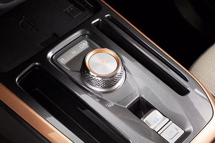 Xe sẽ có những trang bị an toàn cơ bản như hệ thống cân bằng điện tử, kiểm soát lực bám đường, hỗ trợ khởi hành ngang dốc, hỗ trợ đổ đèo, cảnh báo áp suất lốp, cảnh báo mất tập trung cho người lái và 6 túi khí.