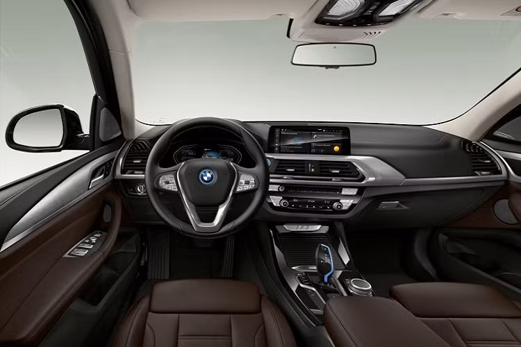 Dự kiến, hãng BMW sẽ bắt đầu nhận cọc của khách hàng Thái Lan muốn mua iX3 2022 từ ngày 21/6 tới đây. Tuy nhiên, BMW Thái Lan không nói rõ khi nào sẽ bắt đầu giao xe cho khách hàng. Với sự xuất hiện của iX3 2022, SUV hạng sang BMW X3 tại thị trường Thái Lan sẽ trở nên đầy đủ hơn.