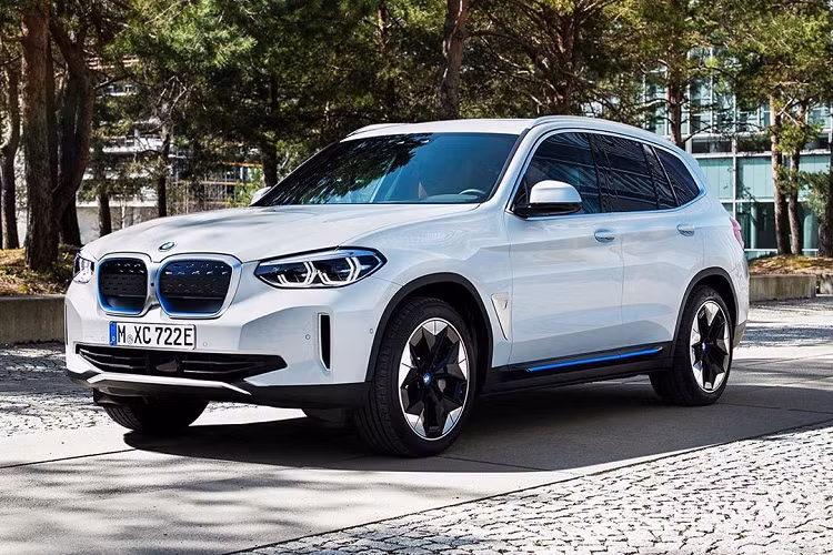 Bỏ ra số tiền trên, khách hàng Thái Lan sẽ nhận về chiếc SUV hạng sang được trang bị mô-tơ điện nằm trên cầu sau, tạo ra công suất tối đa 282 mã lực và mô-men xoắn cực đại 400 Nm. Nhờ đó, xe có thể tăng tốc từ 0-100 km/h trong thời gian 6,8 giây và đạt vận tốc tối đa 180 km/h. Mô-tơ điện của mẫu SUV hạng sang này đồng hành với cụm pin lithium-ion 80 kWh. Khi được sạc đầy, cụm pin cho phép xe chạy được quãng đường 480 km theo tiêu chuẩn WLTP. 