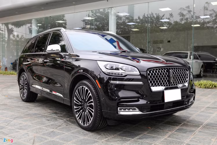 Tại Việt Nam, những mẫu SUV Mỹ cỡ lớn dần trở nên phổ biến hơn, với các đại diện tiêu biểu như Cadillac Escalade, Lincoln Navigator hay GMC Yukon XL được nhiều đại lý tư nhân nhập khẩu. Tuy nhiên, ở nhóm SUV cỡ trung, người dùng có ít lựa chọn hơn, một trong số đó là Lincoln Aviator thế hệ mới.