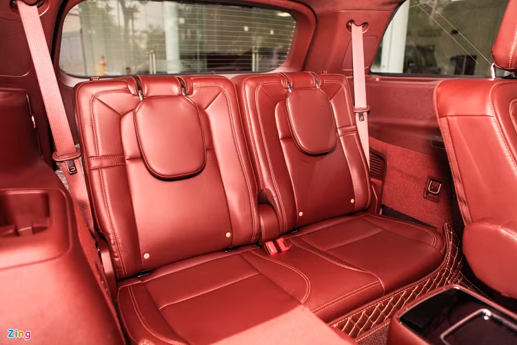 Chiếc Lincoln Aviator trong bài viết có cấu hình 2+2+3 chỗ ngồi. Ghế ở hàng thứ hai có bệ tì tay, trượt tiến/lùi, điều chỉnh được độ ngả lưng, tuy nhiên đây là ghế chỉnh cơ thay vì điện. Không gian hàng ghế thứ ba đủ rộng rãi với người cao dưới 1,7 m.