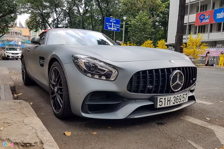 Siêu xe Mercedes-AMG GT Roadster sở hữu bộ lưới tản nhiệt kiểu Panamerican với 15 thanh chrome dạng đứng cùng logo ngôi sao 3 cánh dạng 3D. Cản trước của xe cũng được tinh chỉnh lại nhằm tăng tính khí động học cũng như mang lại vẻ ngoài táo bạo hơn.