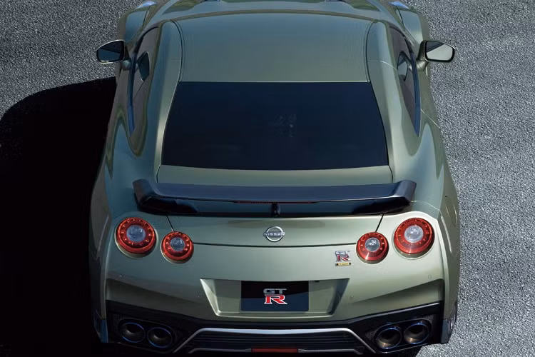 Chưa hết, Nissan GT-R 2022 còn có phiên bản giới hạn T-spec mới. Phiên bản này sẽ được bày bán ở cả thị trường Nhật Bản lẫn Bắc Mỹ. So với GT-R tiêu chuẩn, Nissan GT-R T-spec 2022 có một số nâng cấp như phanh gốm-carbon, cánh gió sau bằng sợi carbon, nắp khoang động cơ và logo riêng. Bên cạnh đó là chắn bùn trước rộng hơn, bộ vành hợp kim nhôm Rays 20 inch màu vàng kim, ốp gương ngoại thất sơn cùng màu thân xe và hốc hút gió màu đen trên nắp ca-pô.