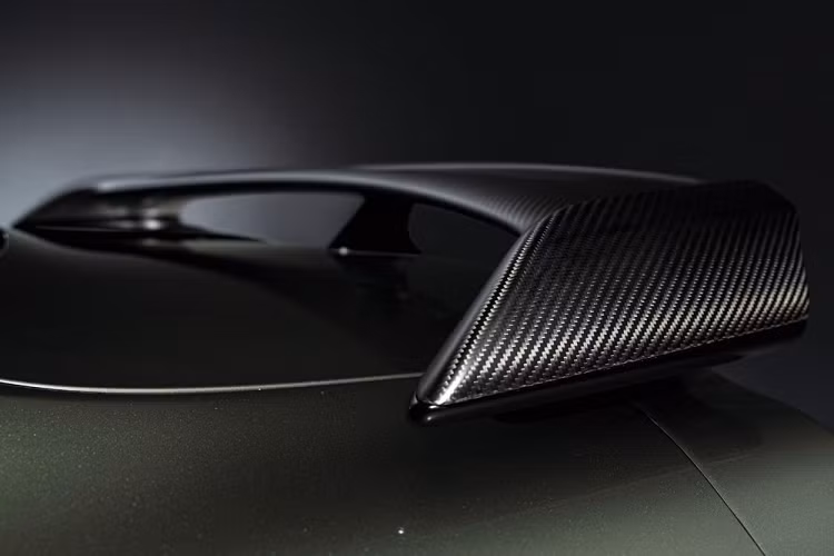 So với phiên bản Premium Edition T-spec, Nissan GT-R Track Edition Engineered by Nismo T-spec 2022 chẳng những có tên dài hơn mà còn được trang bị ấn tượng hơn. Cụ thể, xe được bổ sung nóc xe và nắp cốp sau đều bằng sợi carbon để giảm trọng lượng. Đó là còn chưa kể đến phần thân vỏ hàn đặc biệt và cứng hơn, hệ thống treo do bộ phận Nismo nâng cấp cũng như ghế Recaro thể thao như xe đua.