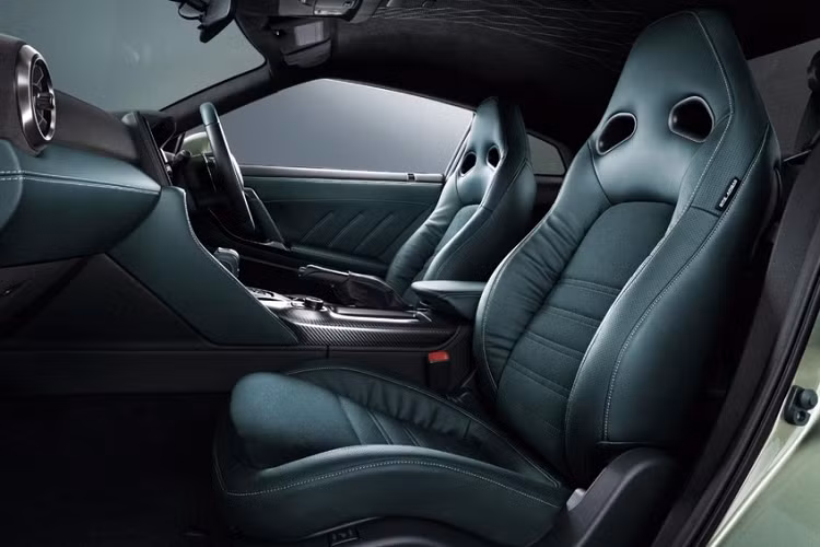 Dù ở phiên bản nào, Nissan GT-R 2022 cũng dùng động cơ xăng V6, tăng áp kép, dung tích 3.8L, tạo ra công suất tối đa 565 mã lực và mô-men xoắn cực đại 633 Nm. Động cơ kết hợp với hộp số tự động ly hợp kép 6 cấp và hệ dẫn động 4 bánh toàn thời gian ATTESA E-TS.