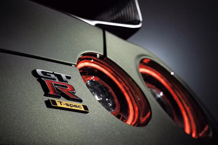 Để phân biệt với bản thường, Nissan GT-R Premium Edition T-spec 2022 được trang bị bộ vành hợp kim Rays 20 inch rộng hơn và sơn màu đồng thay vì xám nòng súng. Ngoài ra, phiên bản Premium Edition T-spec còn đi kèm nội thất và hệ thống treo riêng.