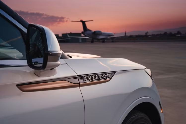 Lincoln không đề cập đến hệ truyền động của Aviator Shinola Concept, nhưng khả năng cao xe sẽ dùng động cơ tăng áp kép V6 3.0L quen thuộc, sản sinh công suất 400 mã lực và mô-men xoắn 563 Nm.