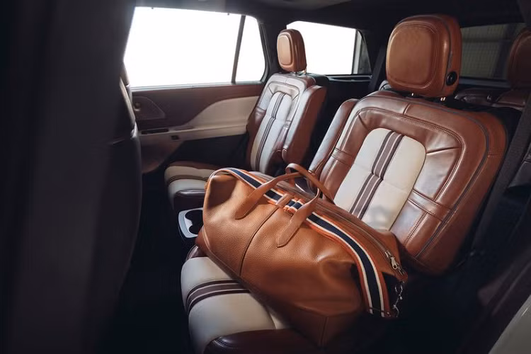 Các thay đổi đáng chú ý diễn ra ở bên trong chiếc Lincoln Aviator Shinola siêu xa xỉ bao gồm; da Shinola trên ghế ngồi, vô lăng và bảng điều khiển, kết hợp đệm ngồi bọc da lộn và những yếu tố vải dệt lấy cảm hứng từ sọc thương hiệu Shinola.
