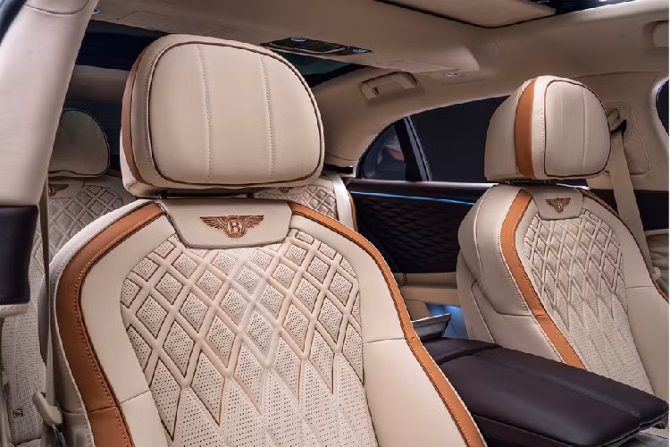 Nguồn gốc tên gọi của phiên bản xe siêu sang Bentley Flying Spur Hybrid này là bộ sử thi Odyssey nổi tiếng, kể về hành trình trở về quê hương đầy gian khổ của người anh hùng Odyssey.