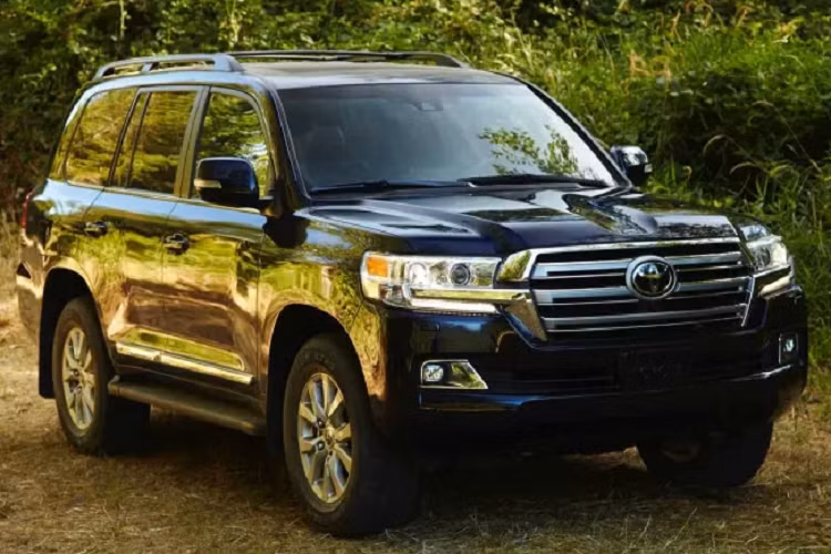  1. Toyota Land Cruiser Toyota Land Cruiser vẫn luôn là một biểu tượng về độ bền bỉ. Dù có mức giá khá cao nhưng khi xét theo khoảng thời gian sử dụng và số km đi được, Land Cruiser có thể xem là một khoảng đầu tư thông minh.